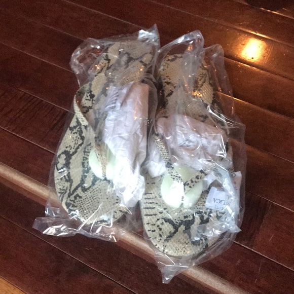 Brand new slippers in different colors - Picture 1 of 3